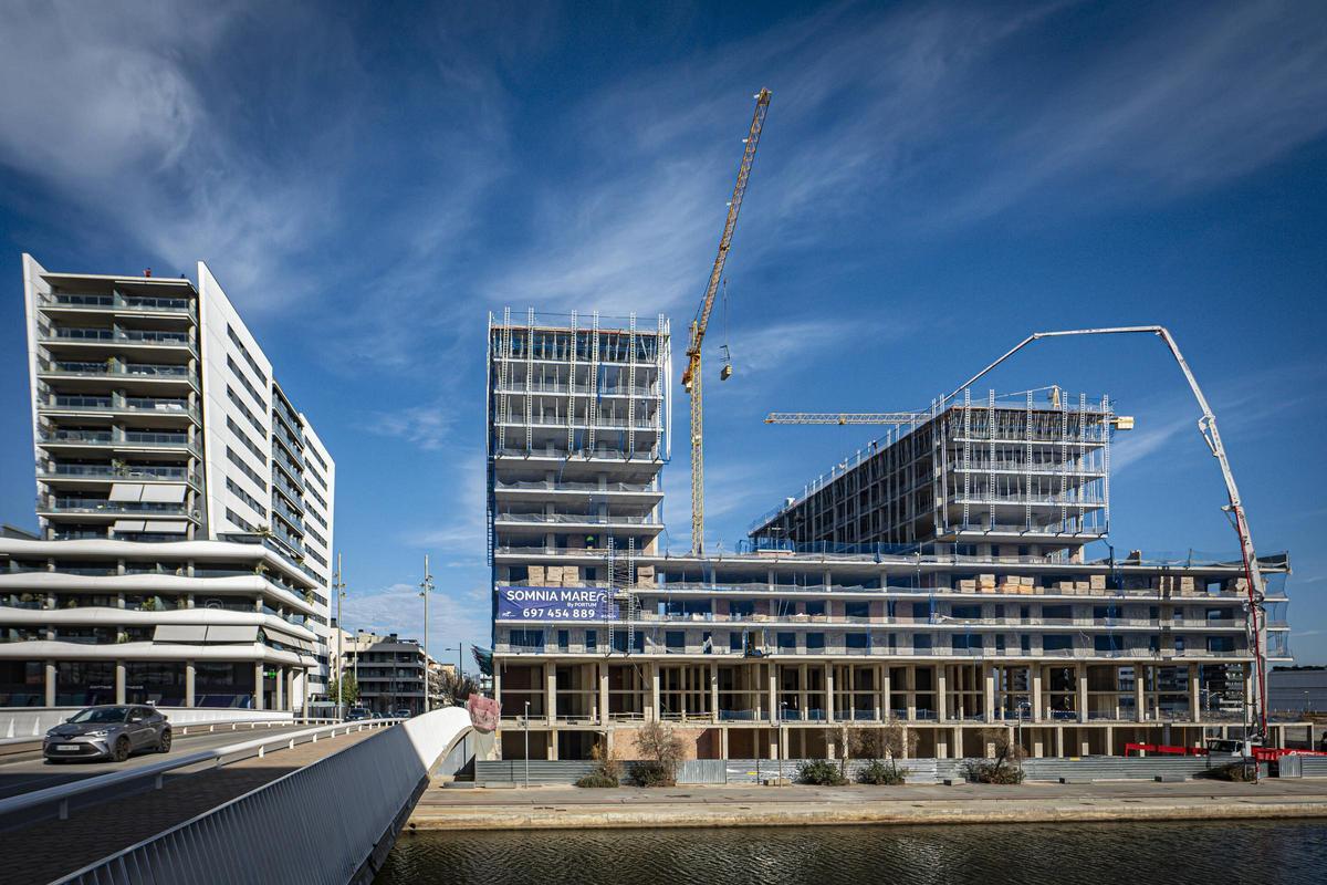 Pisos en construcción junto al Canal del Gorg de Badalona