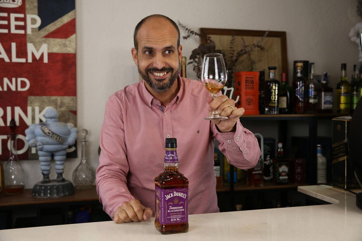 Barcelona 29/10/2025 Sergio Estévez, Lo Catamos en redes. Se ha hecho viral probando mezclas imposibles. El estudio y las bebidas están en su casa, en Cabrils. Ginebra Larios con leche condensada, anís con yoghur, y Nutella con ron de coco. FOTO ELISENDA PONS