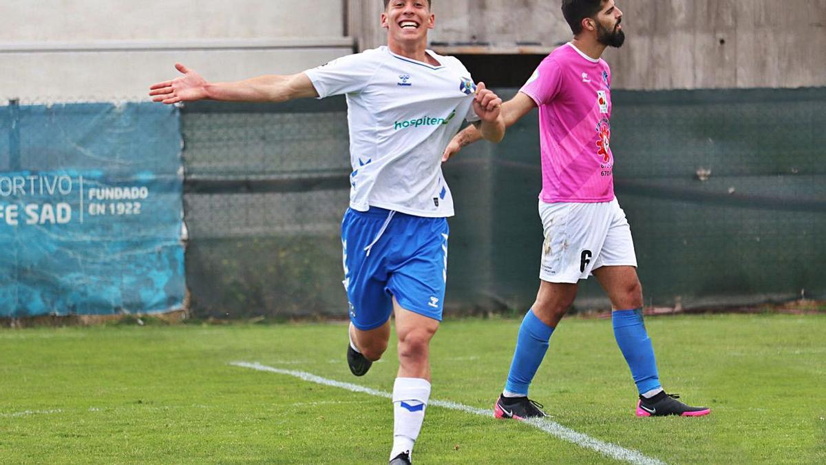 Ethyan, celebrando uno de los tantos que marcó ayer en la Ciudad Deportiva Javier Pérez. | | CD TENERIFE