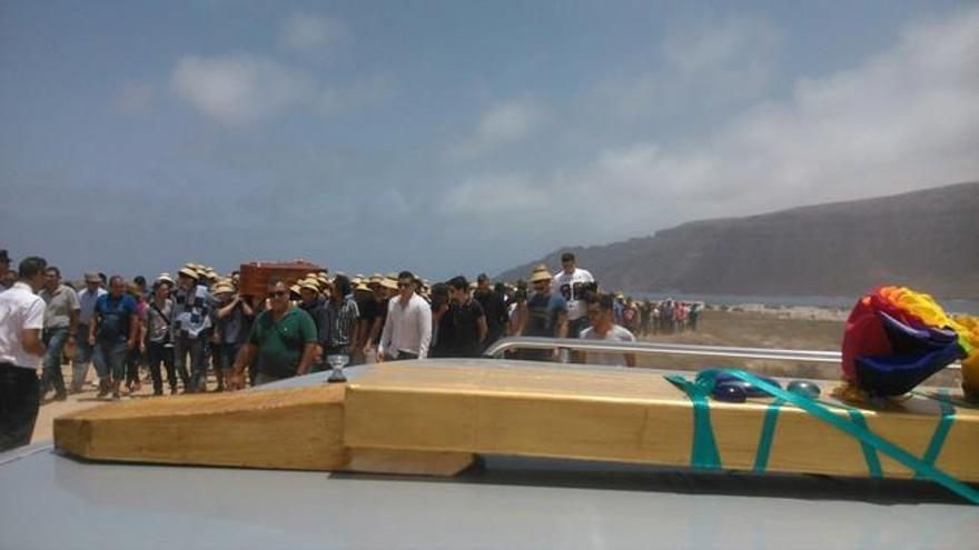 Flores y voladores para despedir a Nauzet en La Graciosa