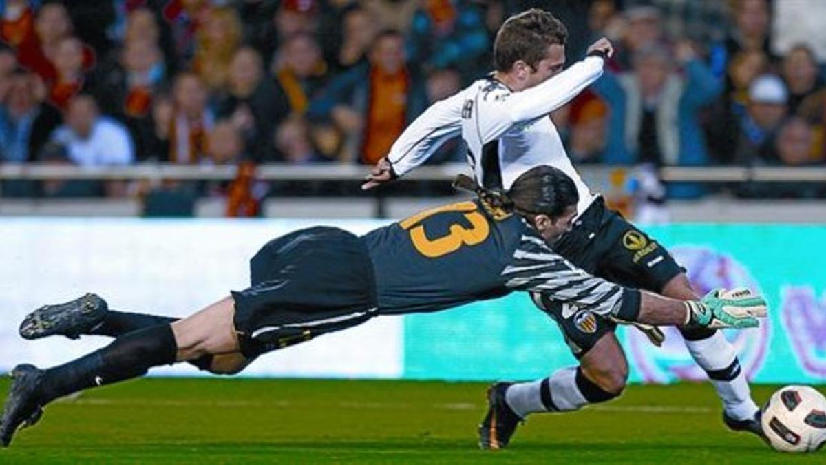 Seguridad 8 Arriba, Valdés despeja el tiro de Sinama; Abajo, Pinto se lanza ante Jordi Alba, en Mestalla.