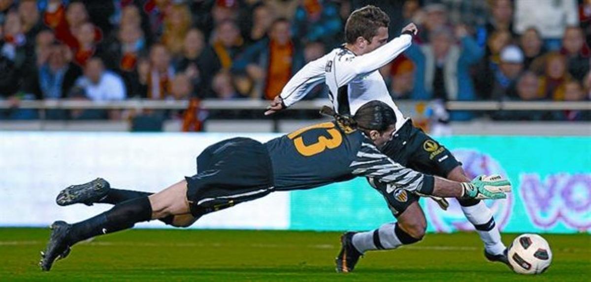 Seguretat 8 A dalt, Valdés rebutja el xut de Sinama; A sota, Pinto es llança davant Jordi Alba, a Mestalla.
