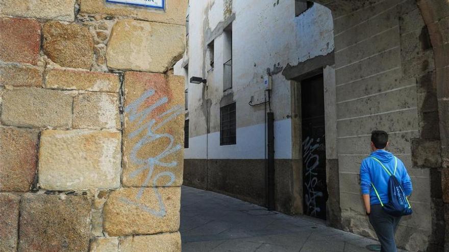 La policía identifica al grafitero que pintó la puerta Berrozana de Plasencia