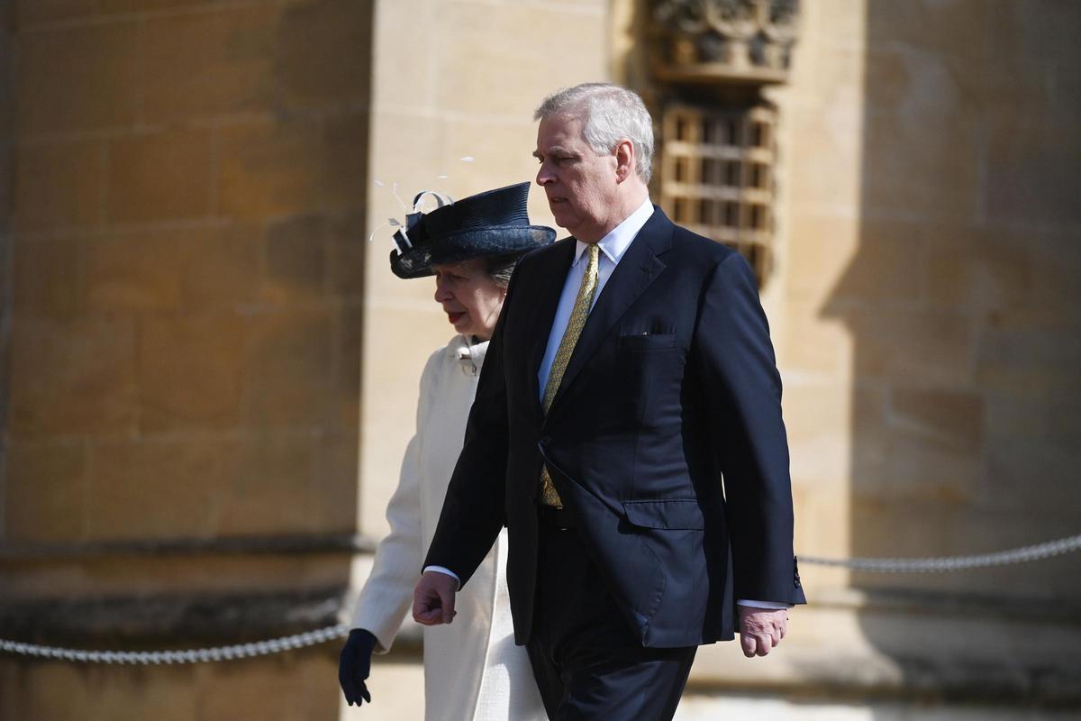 La familia real británica celebra la misa de Pascua en Windsor. En la foto, el príncipe Andrés y la princesa Ana.