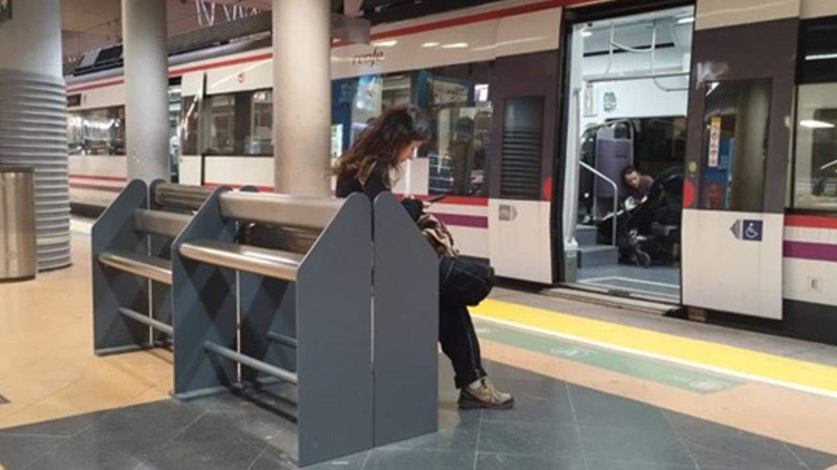 Banco isquiatico en una estación de Cercanías