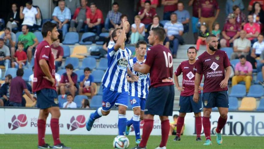 El jugador deportivista Remeseiro celebra el segundo gol del equipo ante el gesto abatido de varios futbolistas del Pontevedra.