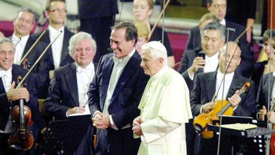 Benedicto XVI, junto al director Maximiano Valdés y los músicos de la Orquesta Sinfónica del Principado de Asturias (OSPA), tras finalizar el concierto ofrecido en la sala Nervi del Vaticano.