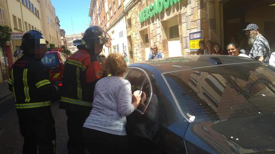 Los bomberos rescatan al bebé del interior del coche aparcado en la calle Monsalve de Zamora.