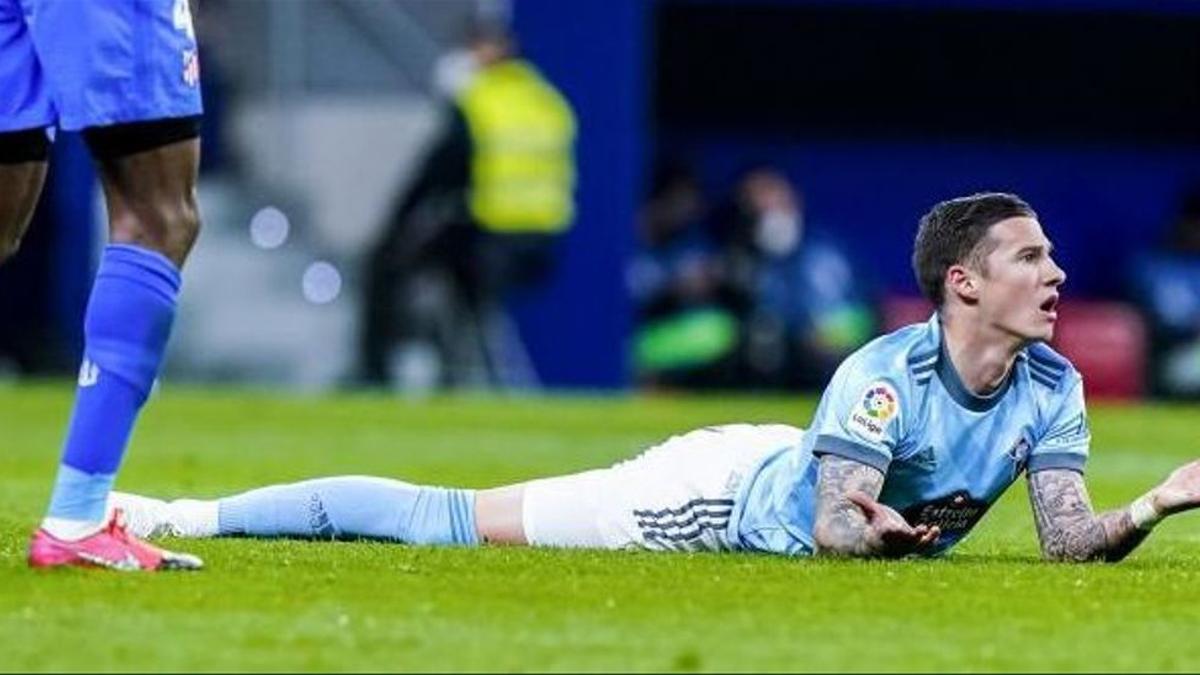 Santi Mina, en el suelo durante un partido ante el Atlético.