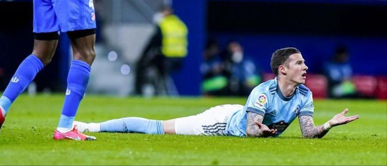 Santi Mina, en el suelo durante un partido ante el Atlético.