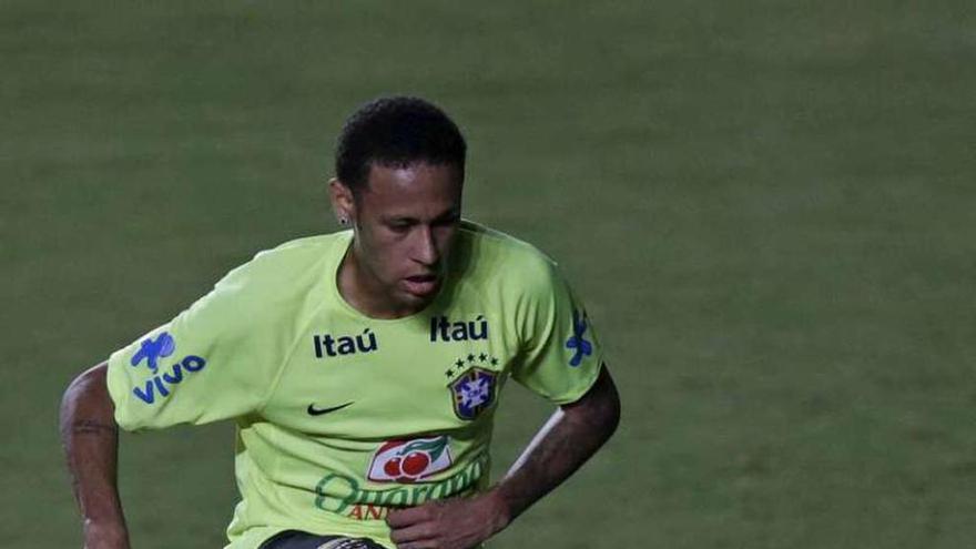 Neymar, durante un entrenamiento con Brasil. // Ueslei Marcelino