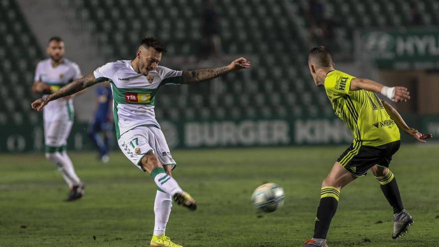 Josan en un Elche-Zaragoza disputado en 2020 en el play-off de ascenso a Primera que el conjunto franjiverde consiguió ganar