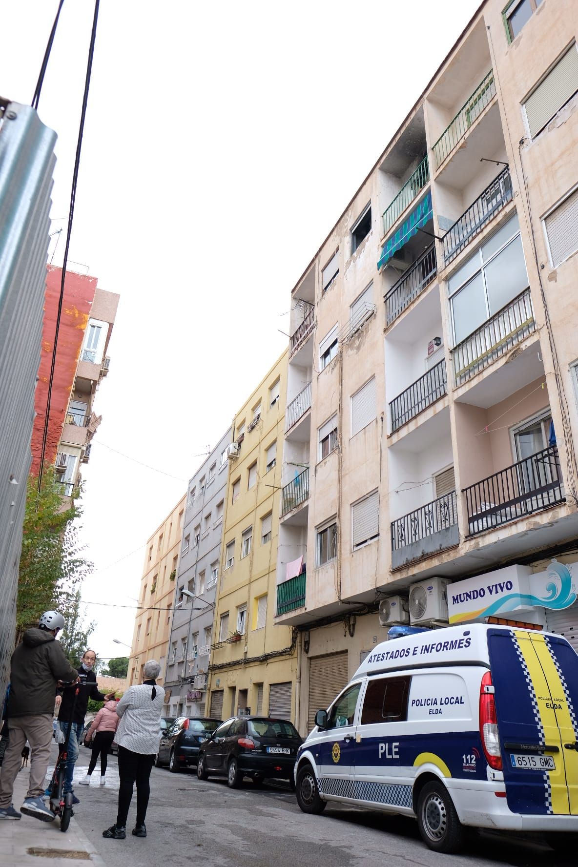 Arde una vivienda en el barrio Nueva Fraternidad de Elda