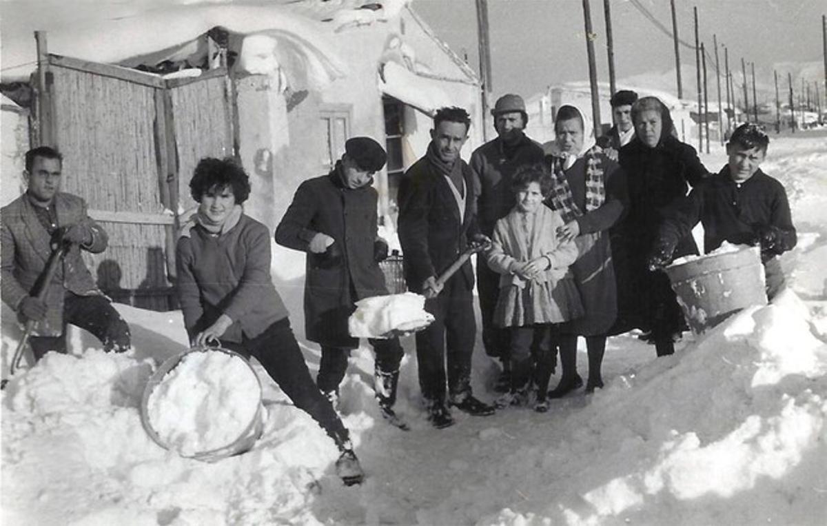 Los vecinos del barrio de La Perona (en Sant Martí) se organizaron para retirar la nieve de enfrente de sus casas, a falta de máquinas quitanieves.