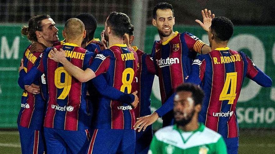 El Barça celebra el gol de Dembélé amb el santfruitosenc Aschalew Sanmartí en primer terme