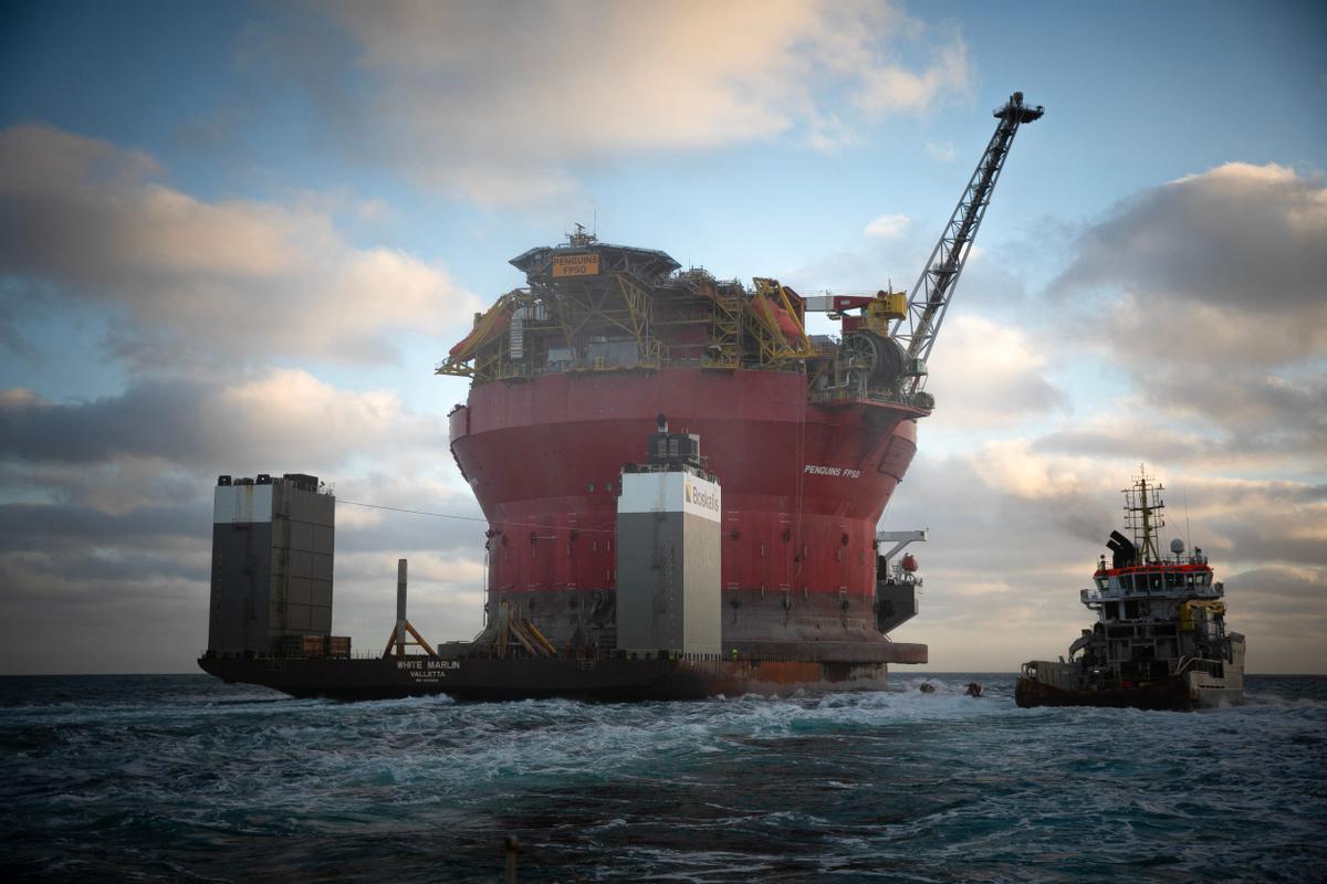 Ecologistas de Greenpeace colocaron una pancarta en una acción en una plataforma de Shell, en el Mar del Norte, para expandir un yacimiento de petróleo y gas existente, frente a la costa de Cherburgo, en el noroeste de Francia