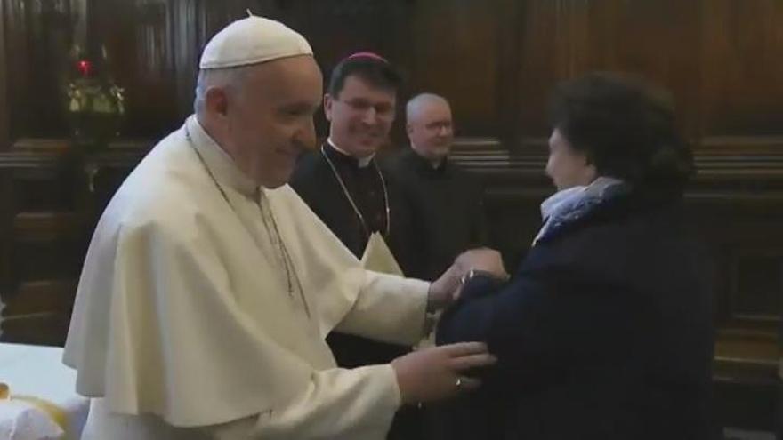 La increíble escena del Papa esquivando los besos de sus feligreses