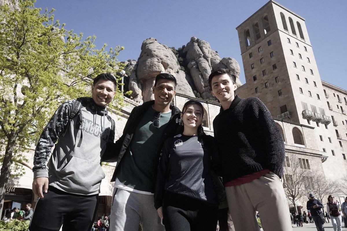 Quatre bolivians al bell mig de la muntanya