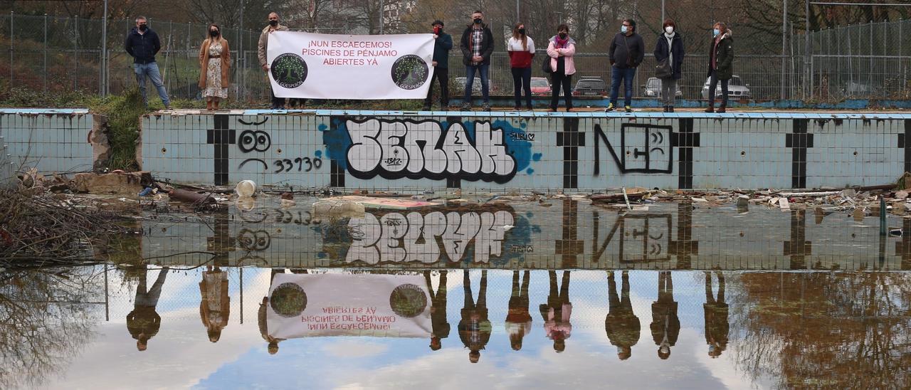 Representantes del Podemos y del colectivo “Güesperón”, ayer, en las piscinas de Pénjamo, en Langreo.