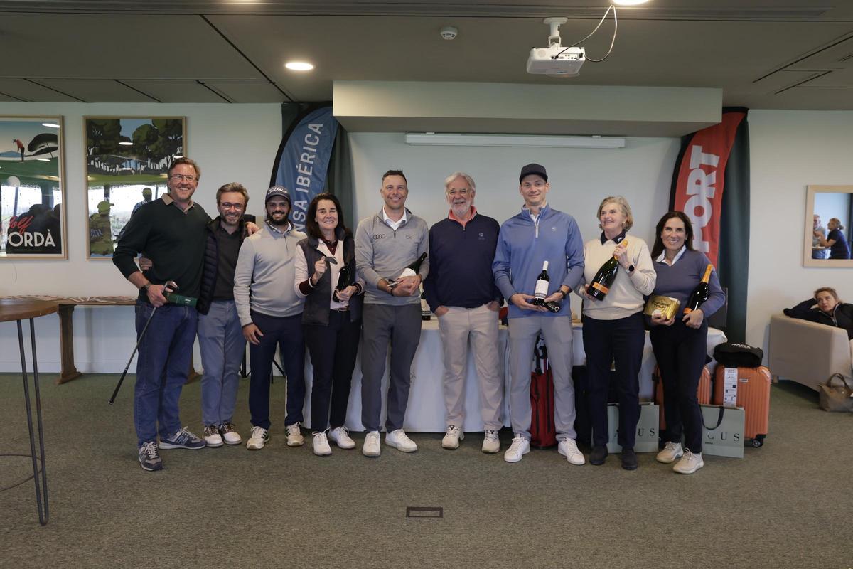 Todos los premiados posan con Aitor Moll, Emili Cuatrecasas y Alejandro Closa