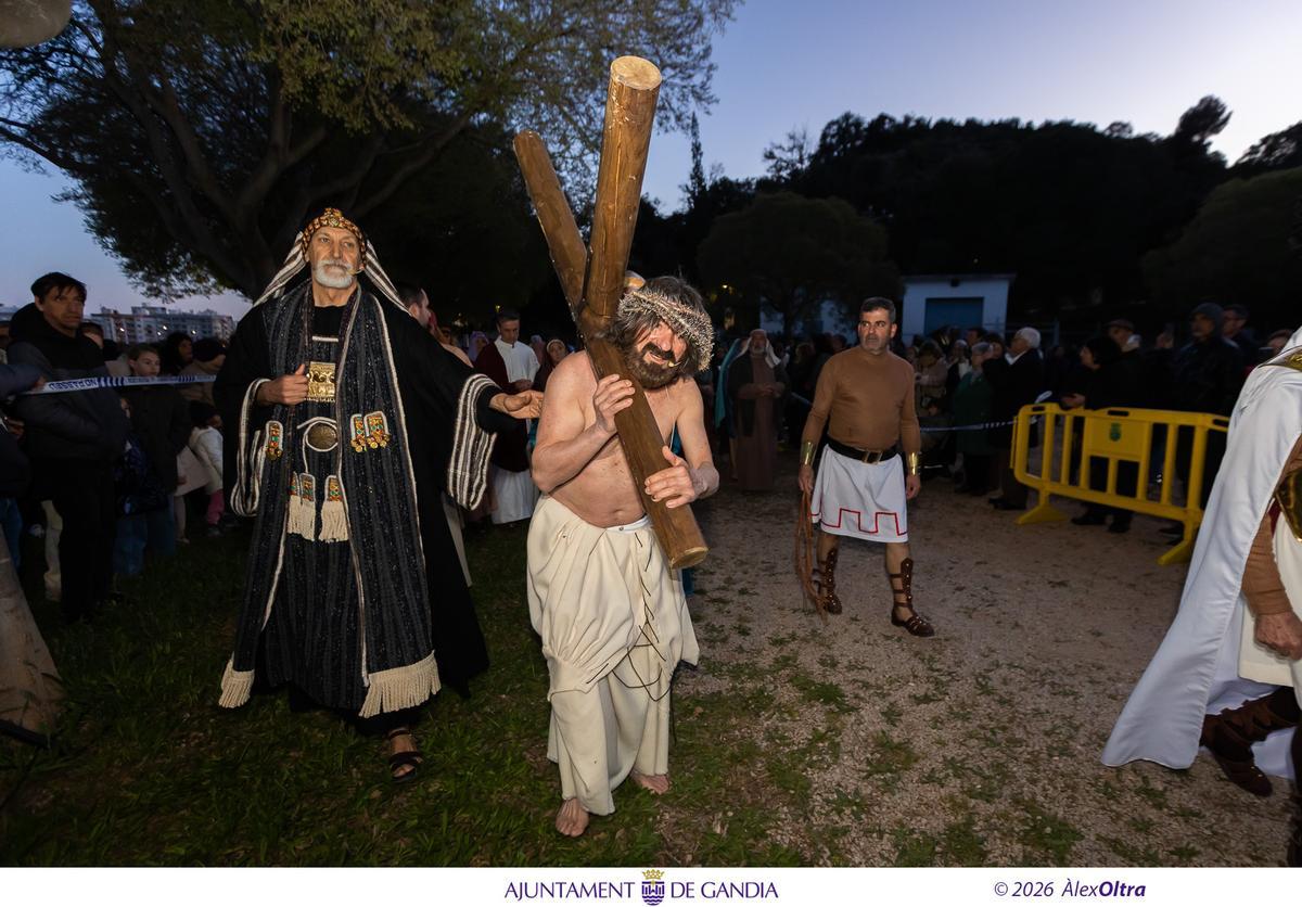 El gran protagonista de la Semana Santa porta la cruz en el Vía Crucis Viviente de Gandia de este año