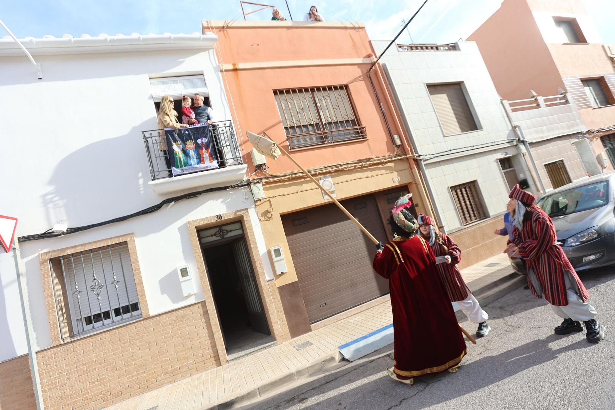 Los Reyes Magos entregan los regalos casa por casa en Vila-real