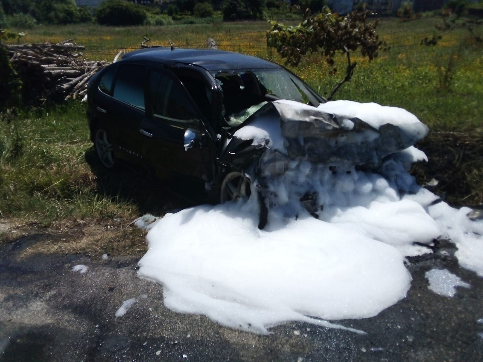 Arde un coche tras una colisión en Sanxenxo