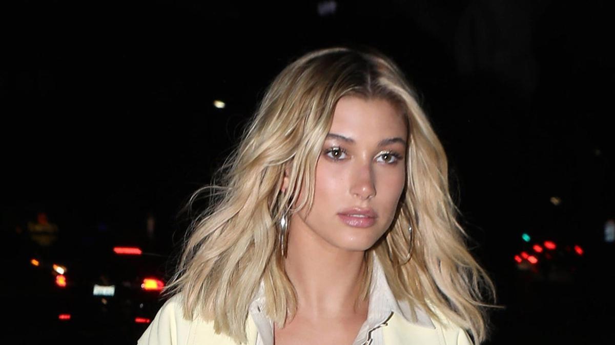 hailey-baldwin-o-como-llevarte-la-bata-de-bano-de-fiesta