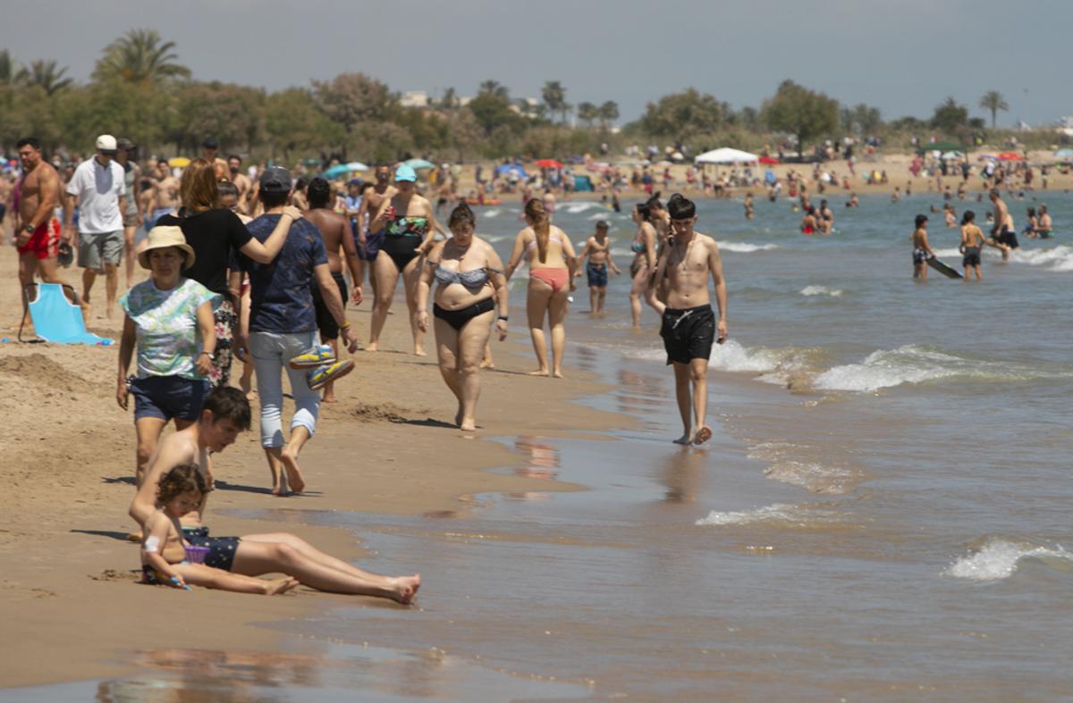 El puente y las altas temperaturas hacen que parezca agosto en la playa del Port de Sagunt