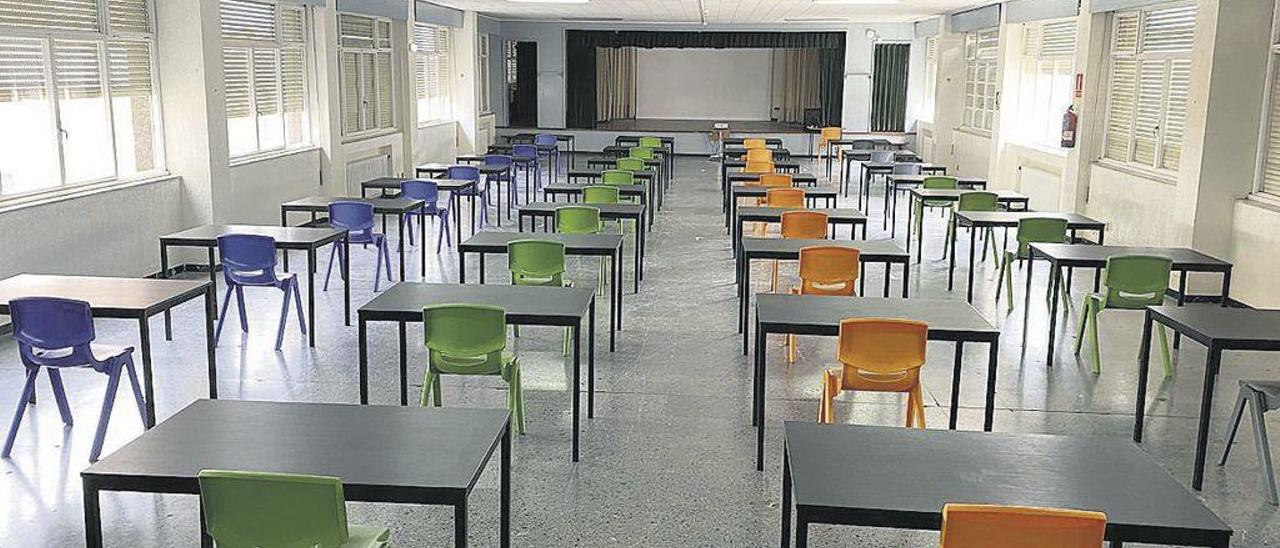 El salón de actos del colegio Montedeva de Gijón, preparado para acoger clases con la separación requerida entre las mesas.
