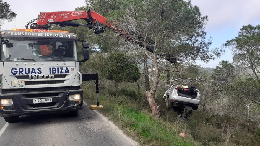 Equipos de auxilio en carretera de Grúas Ibiza realizando la extracción del vehículo.