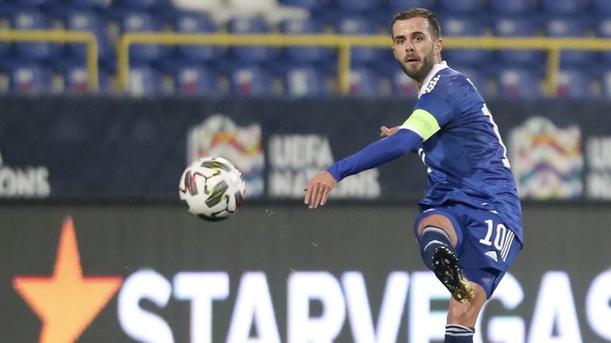 Miralem Pjanic no pudo evitar la derrota de Bosnia ante Italia