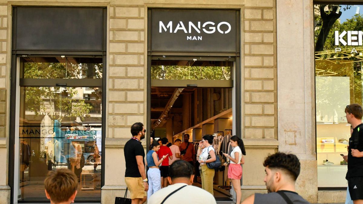Ambiente de tiendas y compras en Passeig de Gràcia entre Diputació y Plaza Catalunya. Temporada de rebajas de verano. Mango