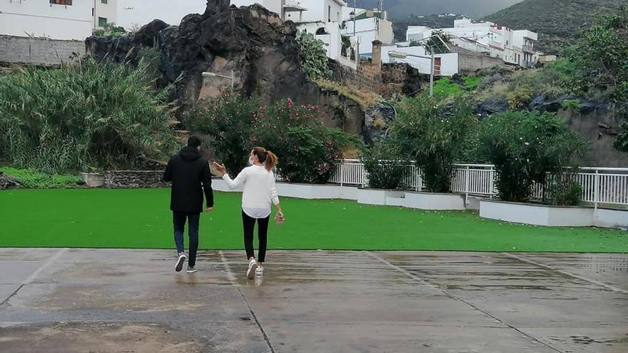 La alcaldesa de Agaete, María del Carmen Rosario, y el concejal de Urbanismo, Alberto Cruz, visitan el espacio renovado