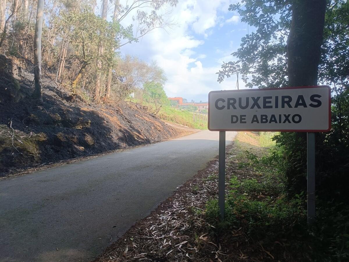 Aldea de Cruxeiras este domingo, que tuvo que ser evacuada por la proximidad del fuego y el humo