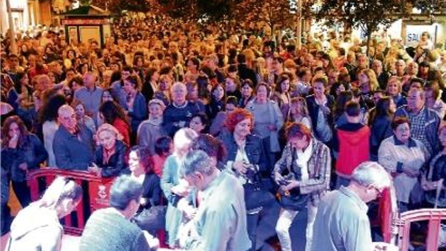 Imatge del centre de Blanes, divendres a la nit, durant el tret de sortida de l&#039;acció promocional Blanes 12.