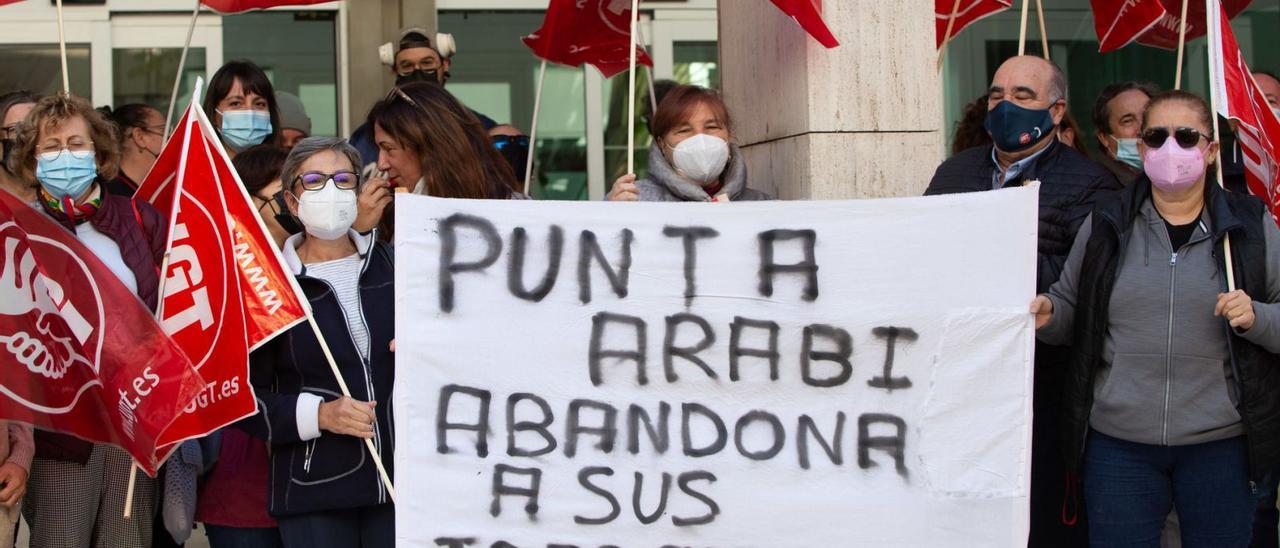 Uno de los tres hoteles afectados por el cambio de titularidad es el Punta Arabí, junto al Coral y el Atlantic. Los trabajadores de las tres plantillas denunciaron su «abandono» a través de pancartas.