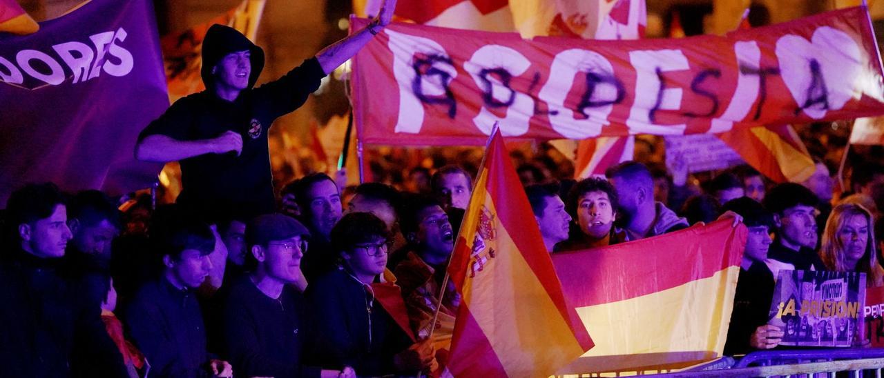 Manifestantes sostienen una pancarta que acusa de &quot;golpista&quot; al PSOE, el 15 de noviembre, en una de las protestas contra la amnistía ante la sede socialista de Ferraz.