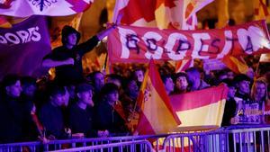 Manifestantes sostienen una pancarta que acusa de golpista al PSOE, el 15 de noviembre, en una de las protestas contra la amnistía ante la sede socialista de Ferraz.