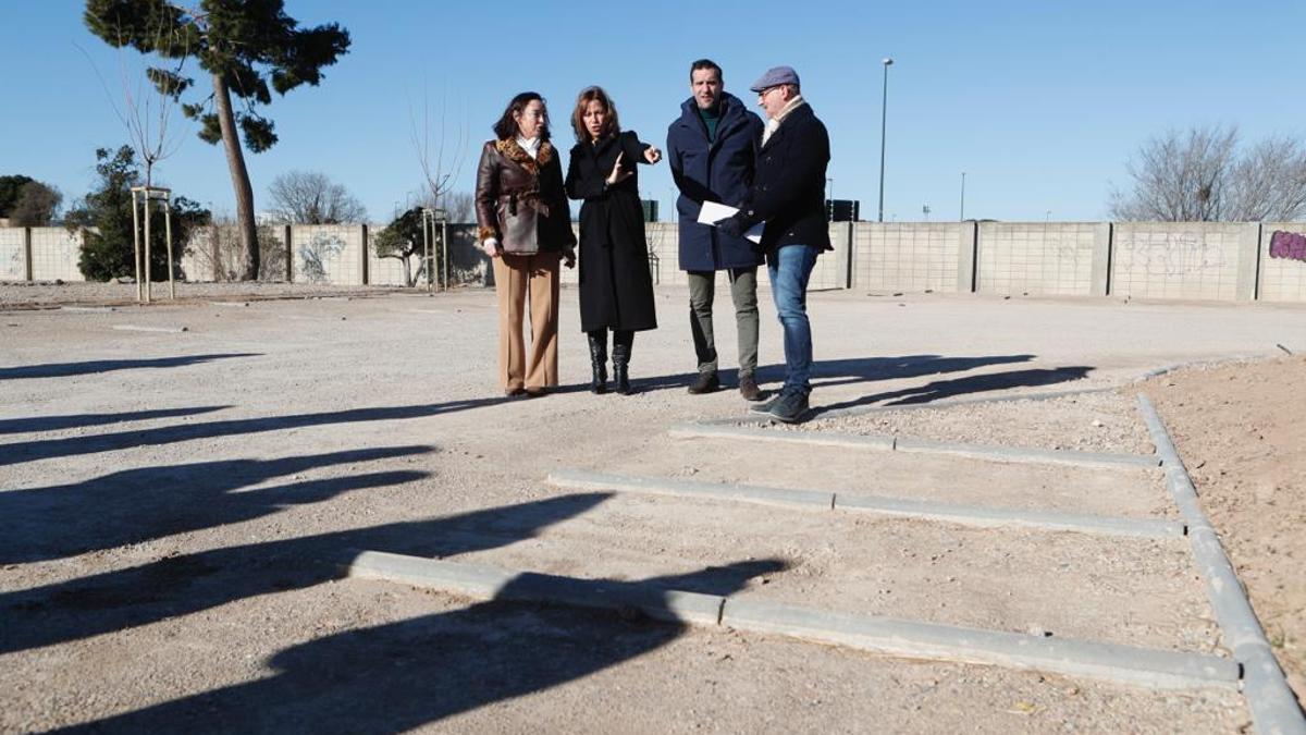 Visita de Natalia Chueca, Carmen Rouco y Javier Rodrigo a uno de los nuevos estacionamientos