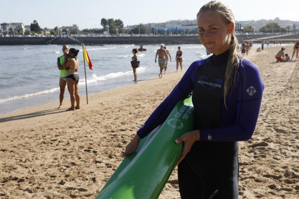 Jóvenes de salvamento en la playa