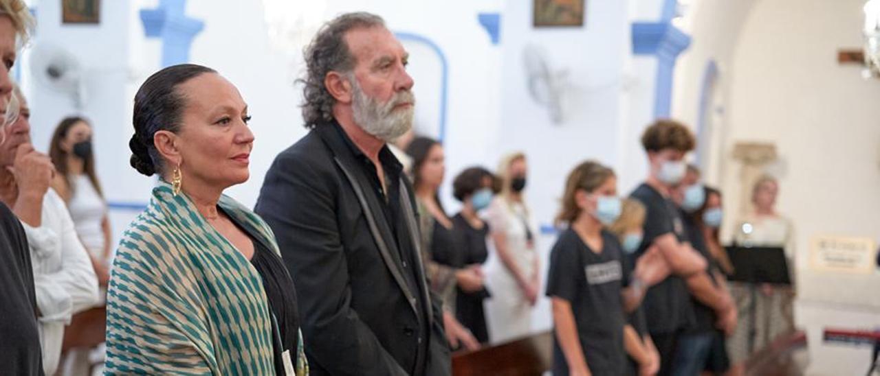 Lorena, Pino Sagliocco y su familia durante la misa