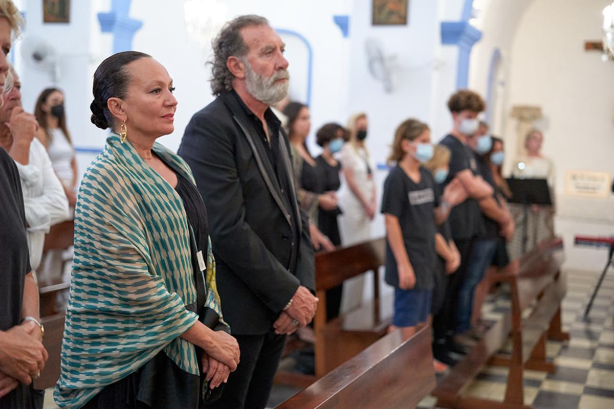 Lorena, Pino Sagliocco y su familia durante la misa