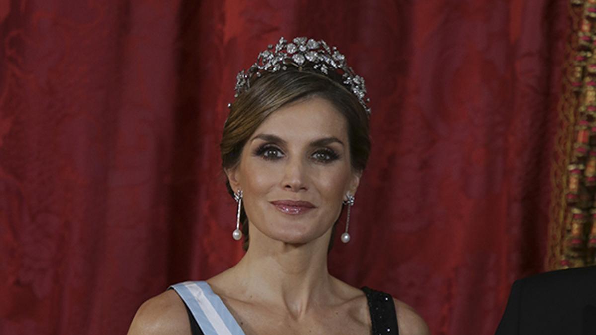 Letizia Ortiz impacta en la última cena de gala en el Palacio Real