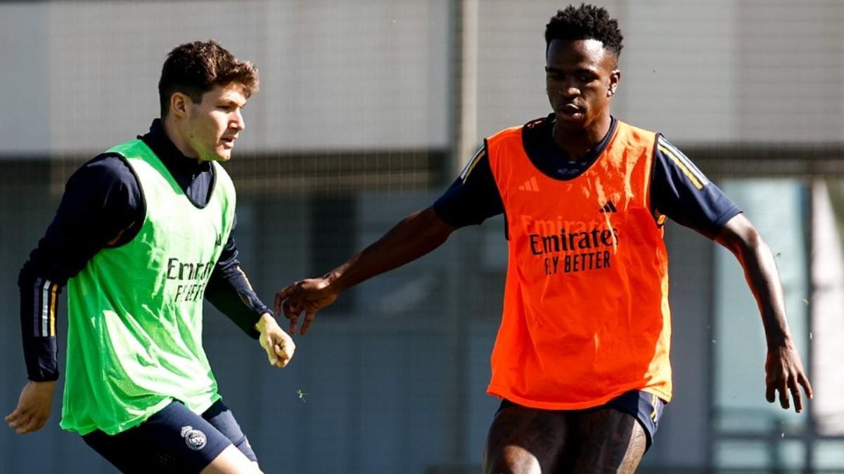 Vinicius y Fran García, durante en el entrenamiento de esta mañana