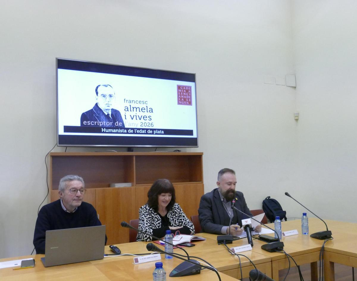 Roda de premsa, amb Verònica Cantó, presidenta de l’AVL, Àngel Calpe i Josep Palomero, president i secretari de la Comissió Escriptor de l’Any, Francesc Almela i Vives.