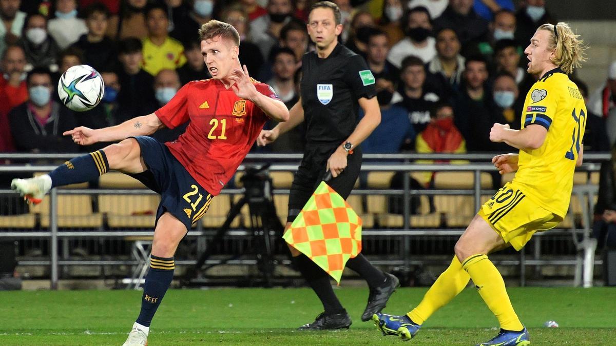 Dani Olmo, en una acción del partido contra Suecia.