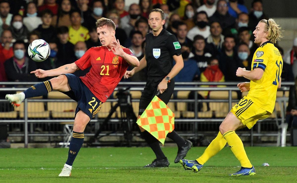 Dani Olmo, en una acción del partido contra Suecia.