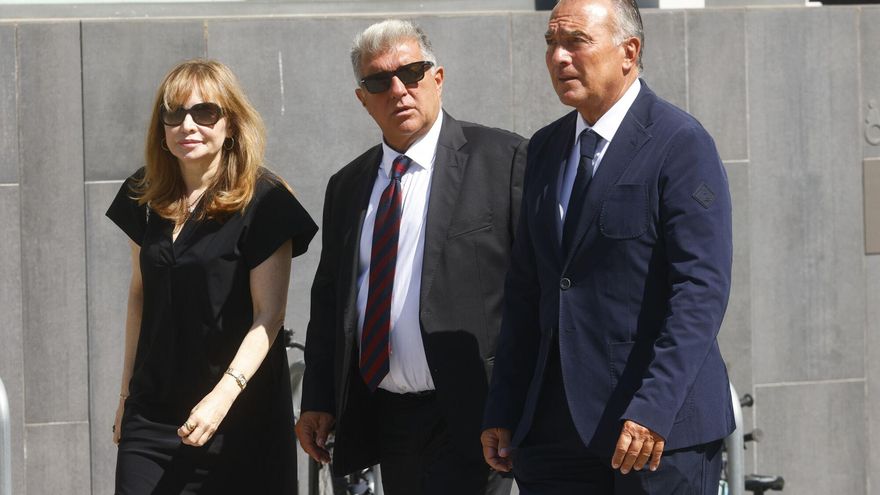 El president del FC Barcelona, Joan Laporta (c), i el vicepresident Rafael Yuste (d), a la seva arribada a la cerimònia fúnebre per l’exmembre de la Trinca i productor televisiu Toni Cruz que s’ha celebrat aquest dilluns a Barcelona. EFE / Quique García