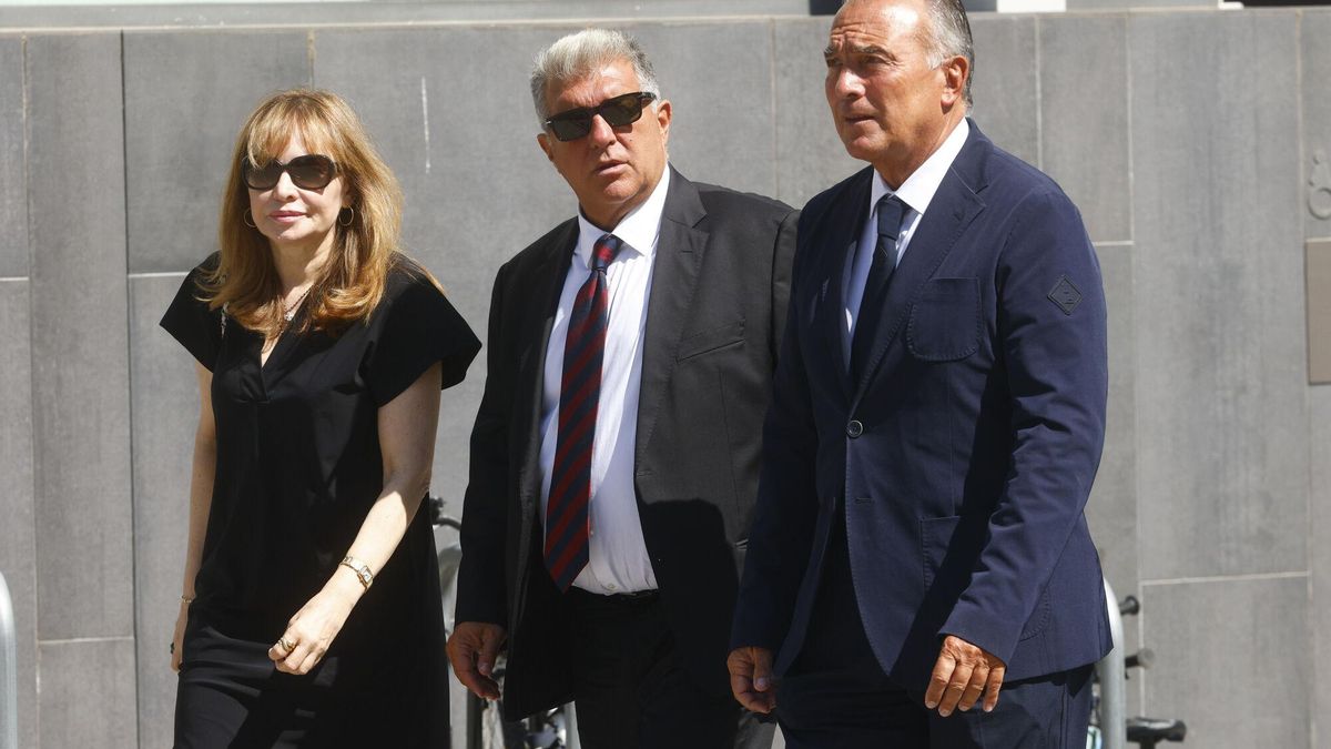 El presidente del FC Barcelona, Joan Laporta (c), y el vicepresidente Rafael Yuste (d), a su llegada a la ceremonia fúnebre por el exmiembro de la Trinca y productor televisivo Toni Cruz que se ha celebrado este lunes en Barcelona. EFE/Quique García